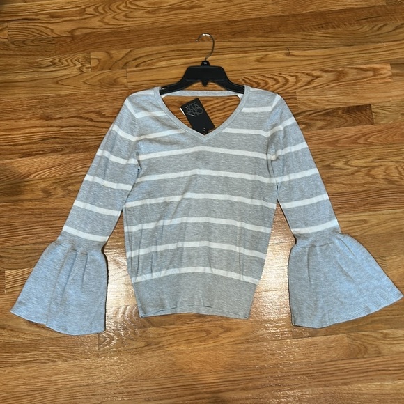 Chaser Gray Striped Women's v neck long sleeve Top w/bell cuffs medium new - Picture 2 of 6